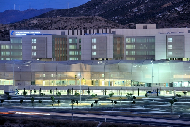 新圣卢西亚大学综合医院 / CASA sólo arquitectos - 医院
