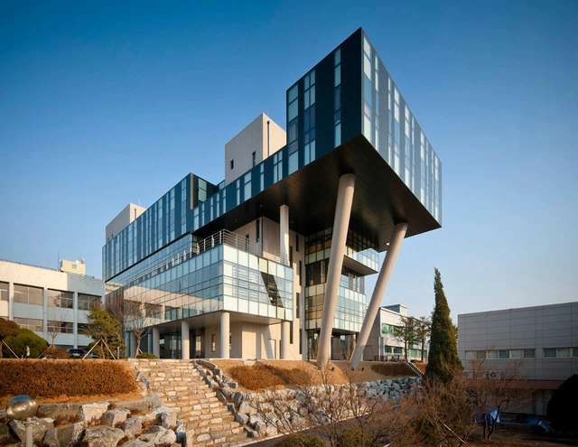 Engineering College Korea Polytechnic VI / Baum Architects - University, Facade