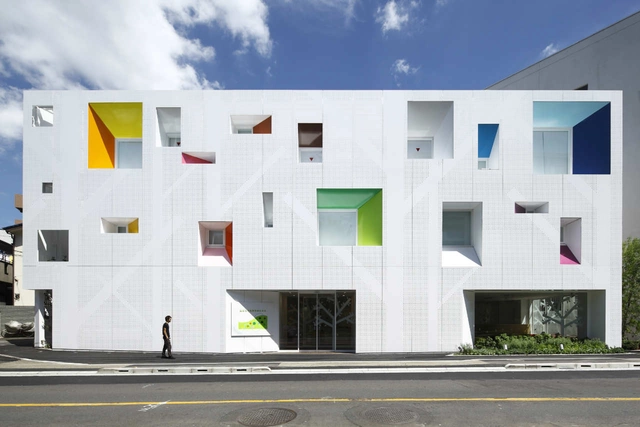 巢鸭信用银行,14种不同颜色的大小窗让人置身魔幻森林 / Emmanuelle Moureaux Architecture + Design - 办公建筑