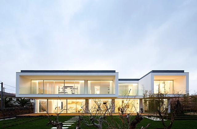 Mario Rocha House / Carlos Nuno Lacerda - Houses, Garden, Facade