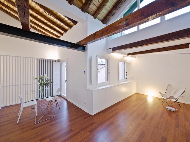 Toledo Apartment Renovation / Romero Vallejo Arquitectos - Apartment Interiors, Beam, Facade, Handrail, Lighting