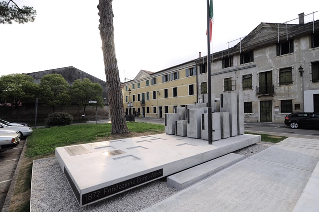 Monument of Alpini in Rossano Veneto / Devvy Comacchio - Monuments, Facade