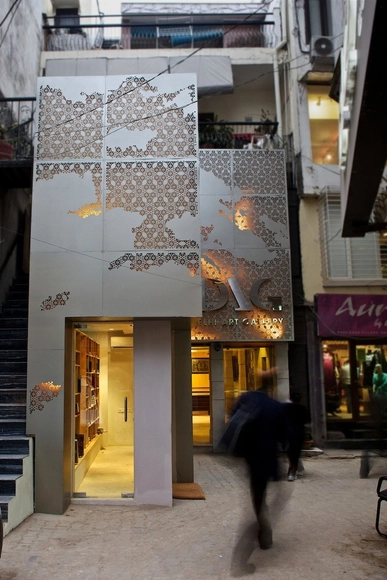 Delhi Art Gallery Re-Design / Abhhay Narkar - Gallery, Facade, Bench