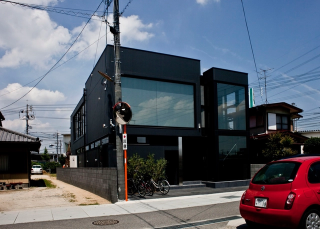 Black slit house / THREE.BALL.CASCADE. - Houses, Facade