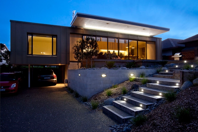 Screened by Pohutukawa / Architecture Bureau - 独立住宅