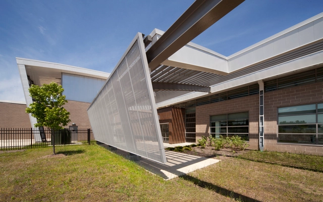 Transpo’s Emil ‘Lucky’ Reznik Administration, Maintenance & Operations Facility / RNL Design - Office Buildings, Courtyard, Facade