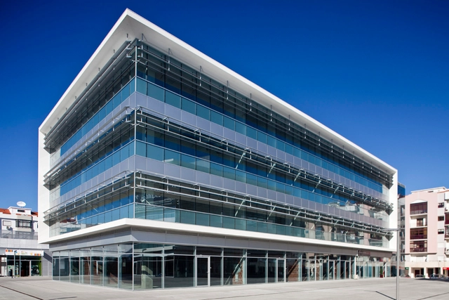 Pragal Civic Center and Almada Business Hotel / NLA - 社区中心