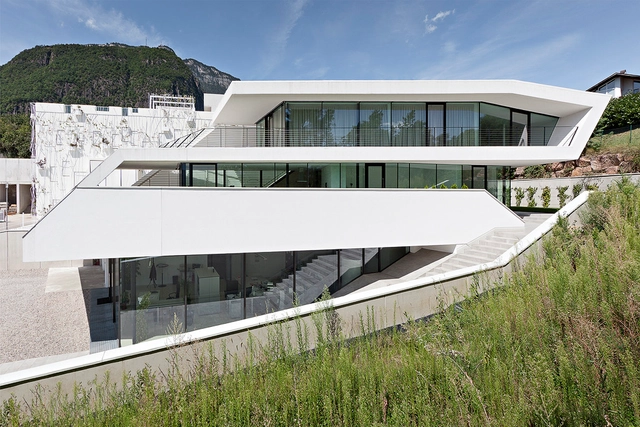 Giacomuzzi商业大厦 / monovolume architecture + design - 办公设施