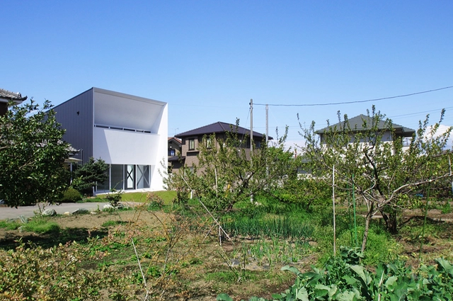 The Shape of Breeze / StudioGreenBlue - Houses, Facade