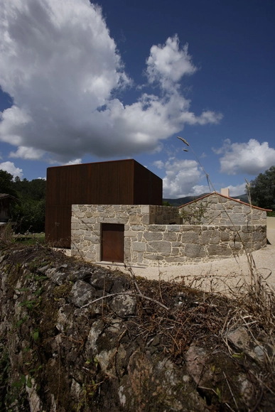 Sequeiros 住宅 / Topos Atelier de Arquitectura - 适应性利用