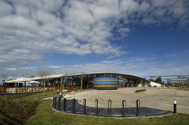 YPF Estación de servicio Tigre-Nordelta / Hampton+Rivoira+Arquitectos - Servicios, Cierros