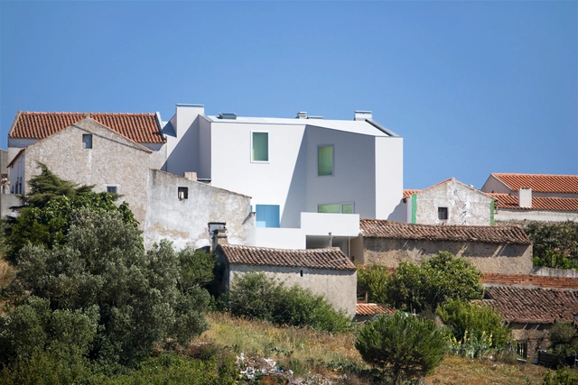 House in Sobral da Lagoa / Ricardo Bak Gordon - Facade