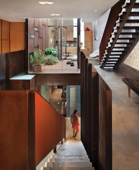 Una casa adosada invertida / Dean-Wolf Architects - Remodelaciones