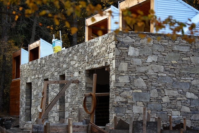 En Construcción: Kalasur Apart Hotel 3 estrellas + Vivienda unifamiliar / Servente & Larrazabal Arqs - Casas, Puerta, Fachada, Arco
