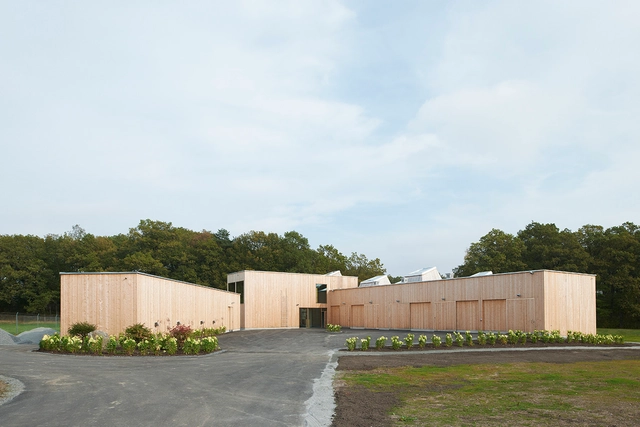 Edifício de Serviço do Cemitério de Ulriksdal / Petra Gipp Arkitektur ​e In Praise of Shadows - Cemitério