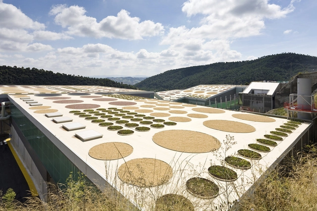 Waste Treatment Facility / Batlle &amp; Roig Architects - 工业建筑