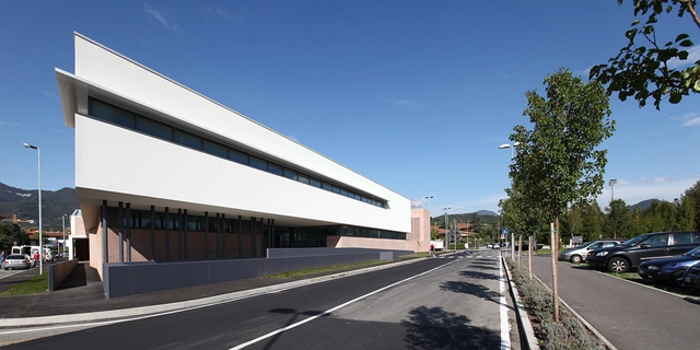 树场 / Tomas Ghisellini Architects - 中小学校