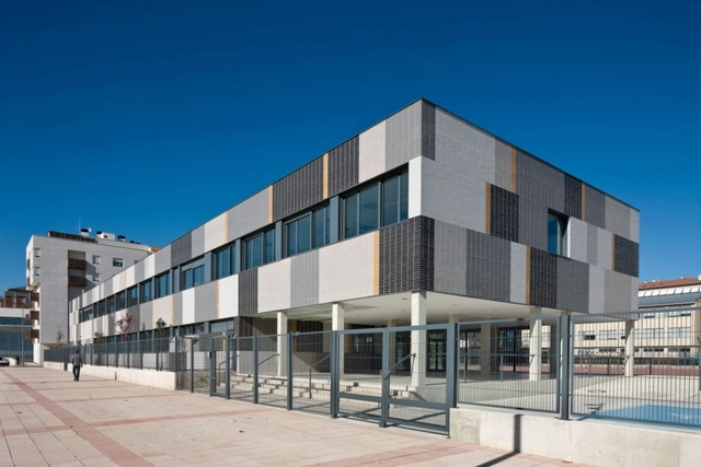 米兰达爱布罗学校 / Virai Arquitectos - 中小学校