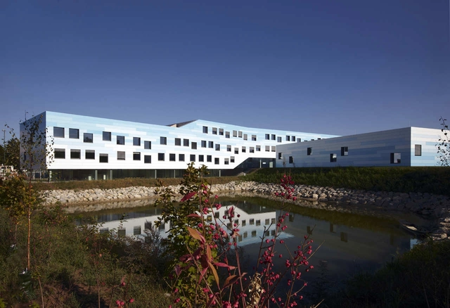 School Building In Deutsch Wagram - 中小学校