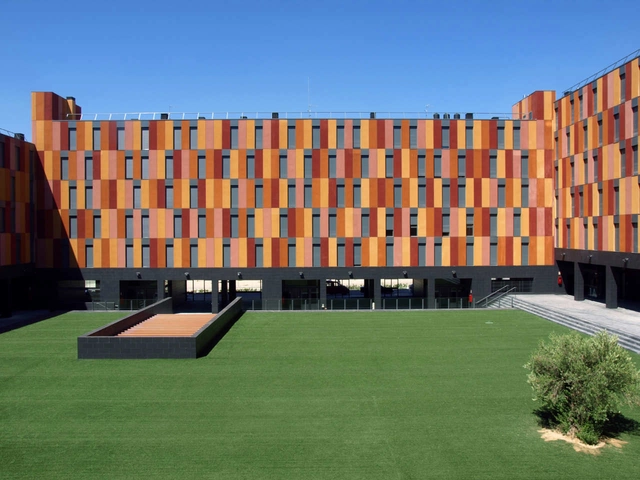 132 Houses With Public Protection / Aguinaga y Asociados Arquitectos - 集合住宅