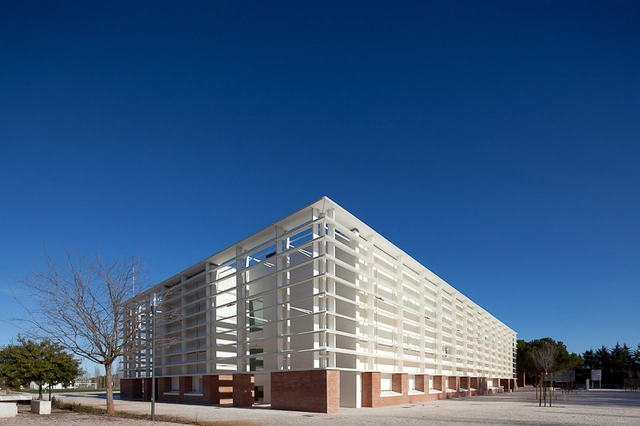 Vila Vicosa School / Cândido Chuva Gomes - Schools , Facade