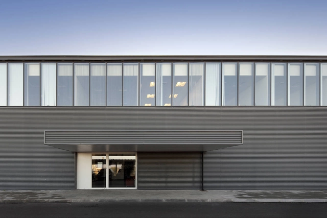 Photovoltaic工厂与办公室 / Quadrante Arquitectura - 公共机构设施