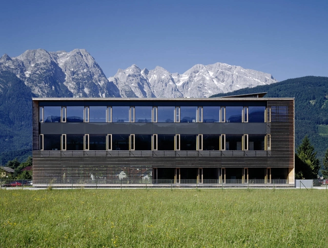 Fachhoch schule Salzburg / Dietrich | Untertrifaller Architekten - University, Facade