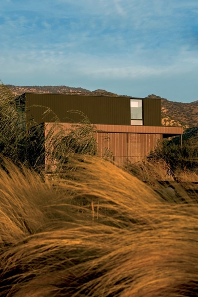 House in Piedra Roja / Riesco + Rivera - 独立住宅