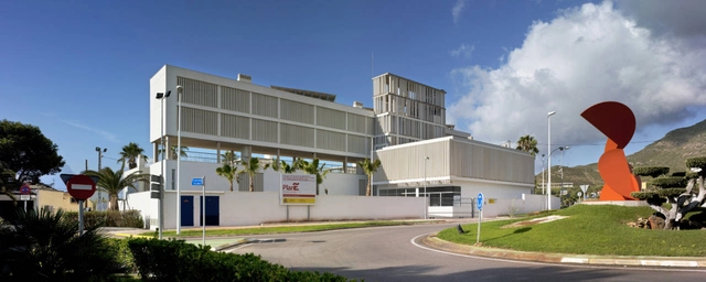 奥罗佩萨德尔马尔 新公民卫队军营 / espegel-fisac arquitectos - 集合住宅