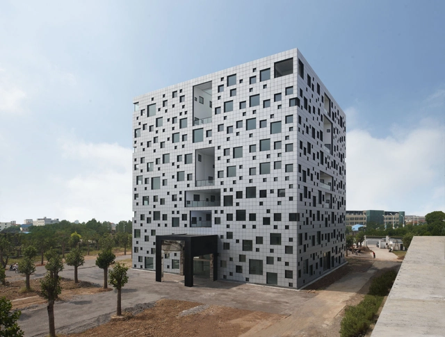 Cube Tube in Jinhua / SAKO Architects - 混合用途建筑
