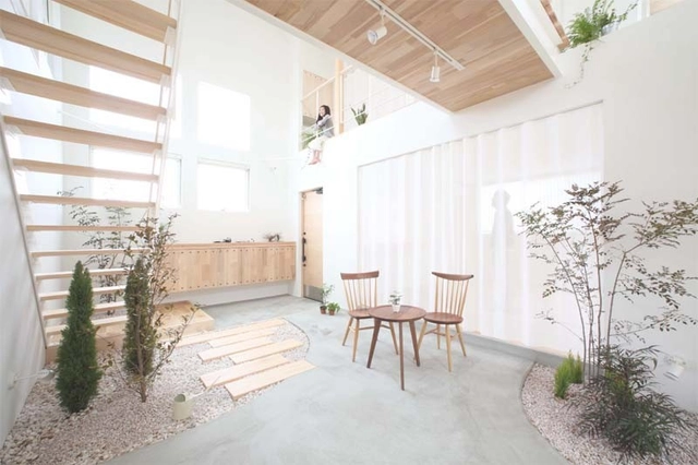 Kofunaki House / ALTS Design Office - Houses Interiors, Garden, Facade, Beam, Chair, Table