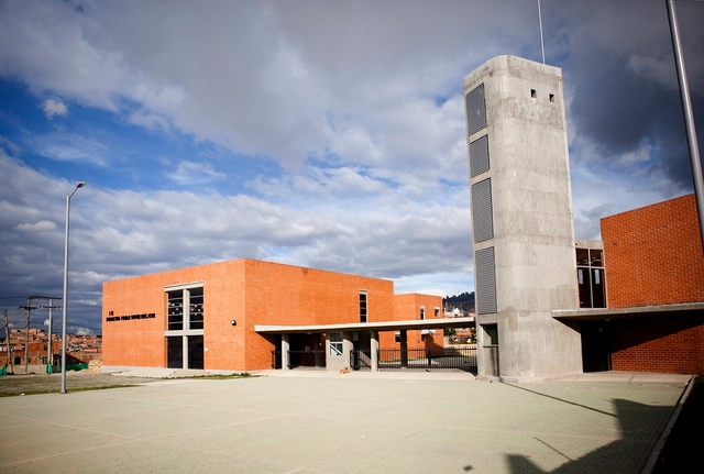 Colegio en Soacha / Alejandro Peña Cuéllar - Escuela Primaria, Fachada