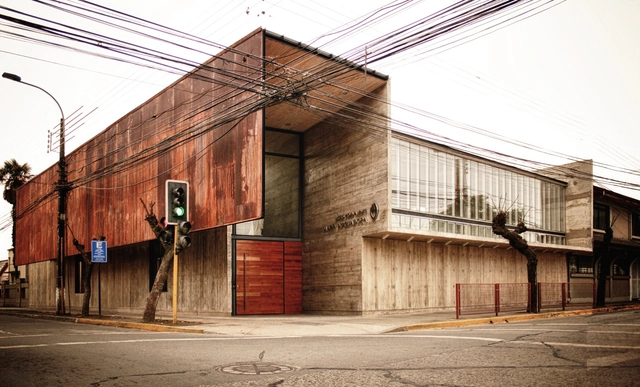 课程与管理机构大楼Lycée María Auxiliadora / SURco - 中小学校