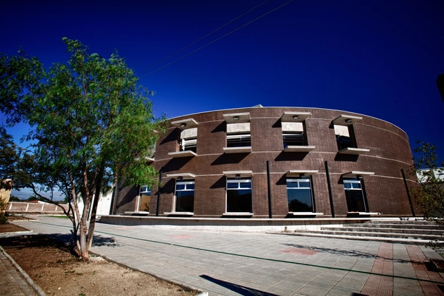 Centro Cívico Cultural de El Bosque / ArqDesign Arquitectos Consultores Ltda. - Edificios Municipales, Fachada, Arco