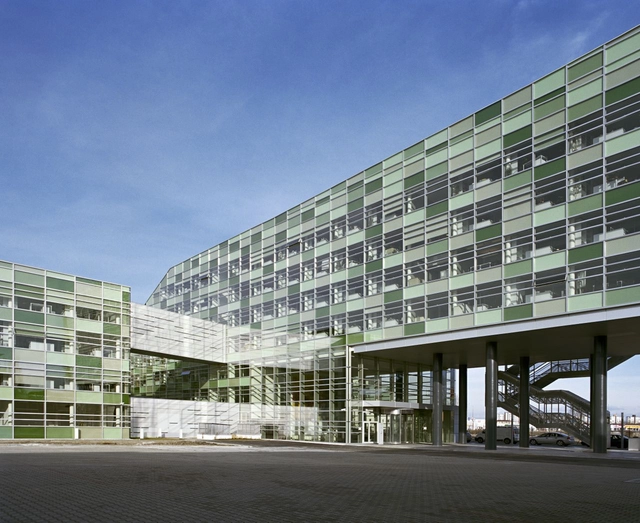 布拉迪斯拉发STRABAG公司总部 / MHM architects - 办公设施