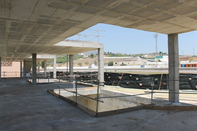 En Construcción: Ampliación del Polideportivo Fernando Hierro / GANA Arquitectura - Recreación Y Entrenamiento, Fijación Vigas, Fachada, Pilares
