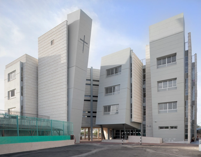 东正教学校 / Dan and Hila Israelevitz Architects - 中小学校