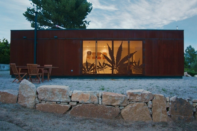 Infiniski Menta House / James & Mau - 独立住宅