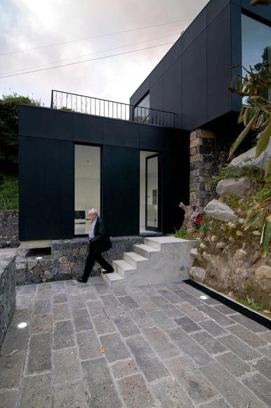 N2X035 HOUSE / [N2X] Arquitectos - Houses, Courtyard, Facade