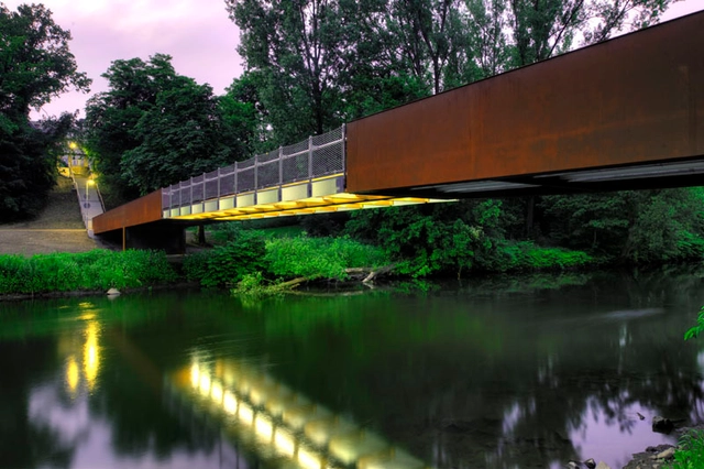 Puente Wupper en Obladen  / Ağırbaş & Wienstroer - Puente Peatonal, Jardín