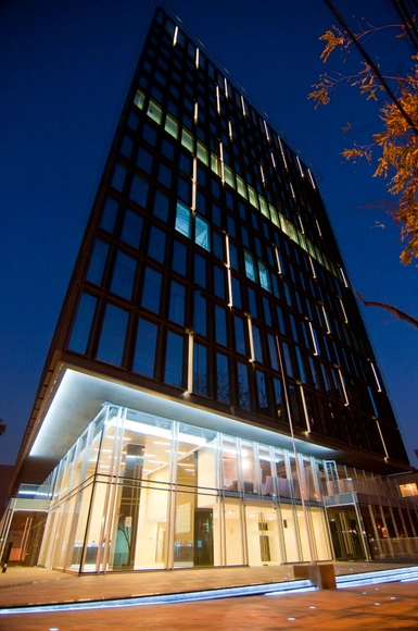 Edificio Plaza Bellet / Alemparte - Morelli & Asociados Arquitectos - Apartamentos, Fachada, Iluminación