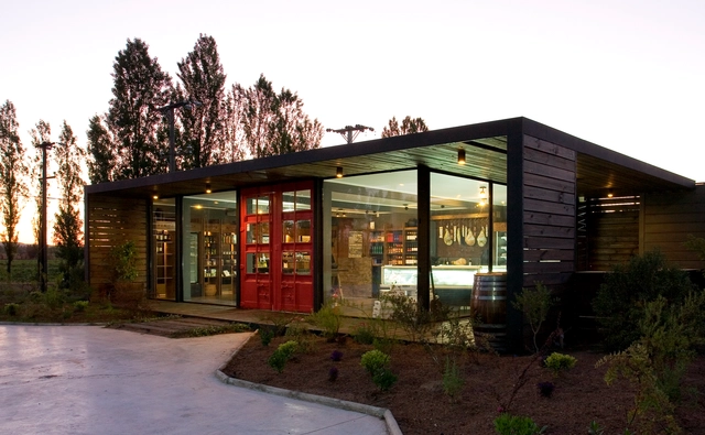 Oficinas y Emporio / James & Mau para Infiniski - Arquitectura Comercial, Puerta, Fachada