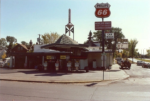 AD Classics: R.W. Lindholm Service Station / Frank Lloyd Wright - Services , Door, Facade