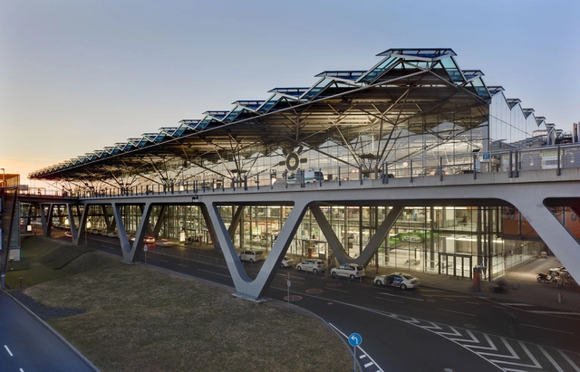 Flashback: Cologne Bonn Airport / Murphy Jahn - 机场