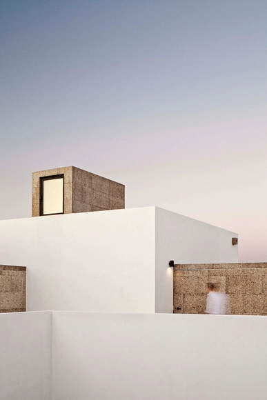 似合住宅 Villa Extramuros / Vora Arquitectura - 独立住宅
