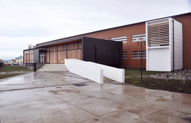 Reposición Liceo Polivalente Hernando de Magallenes / ArqDesign Arquitectos Consultores Ltda. - Escuela Secundaria, Fachada, Puerta