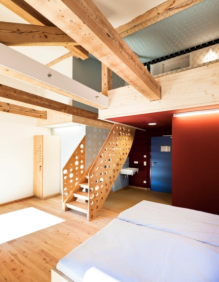 Hostal para Jóvenes en Berchtesgaden / LAVA - Hoteles, Dormitorio, Fijación Vigas, Escaleras, Puerta
