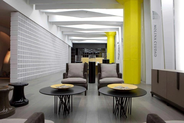 "Espacio Molina Ciudad" en Casa Foa / Team Fellinger - Diseño De Interiores, Pilares, Fachada, Puerta, Sillas, Mesas