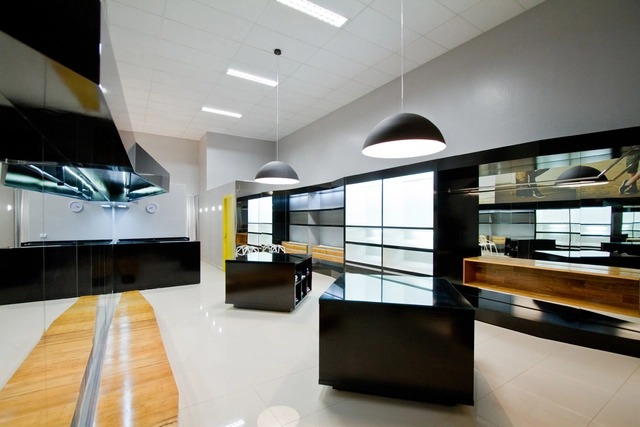 Loja Mazzo  / Studio Buzetti + Arquitetura - Tienda, Cocina, Puerta, Sillas