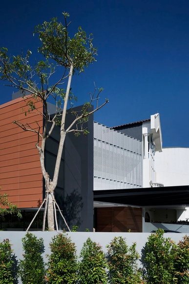 Armadillo House / Formwerkz Architects - Apartments, Facade